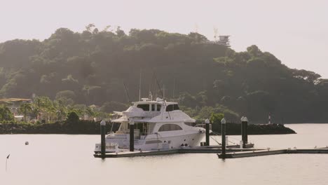 Un-Yate-Atracado-En-El-Muelle-De-Amador-En-Ciudad-De-Panamá,-América-Central