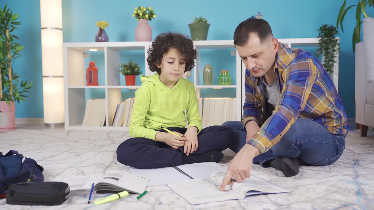 hombre de familia ayudando al niño en casa con sus lecciones. niño exitoso e inteligente.