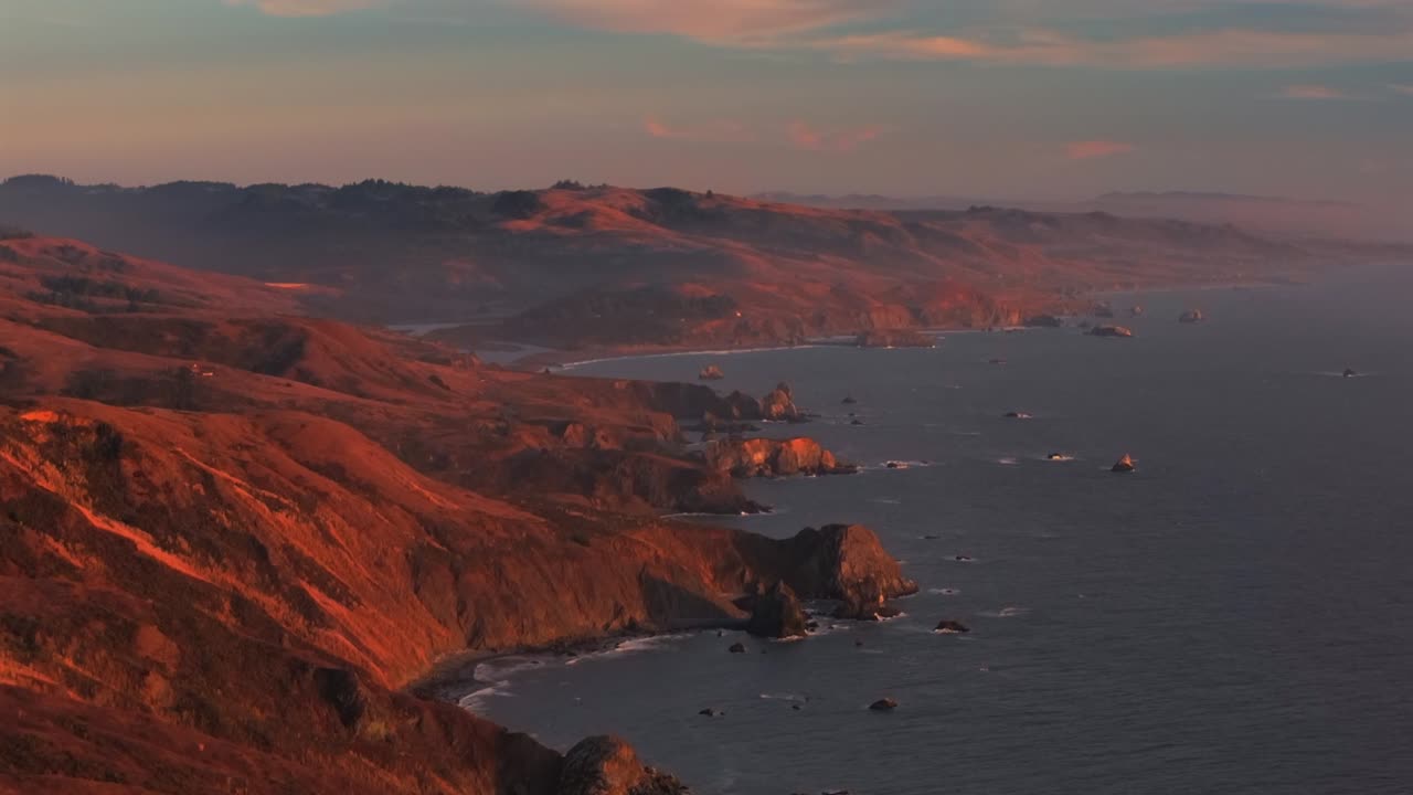 보데가 볼리나스 베이, 소노마 코스트 주립 공원, 태평양, 캘리포니아, 공중 드론 다운 모션, 경치 좋은 해안 고속도로, 골든 선, 포트 로스, 레드우드 포인트, 레이스, 빅 서, 살몬 크리크