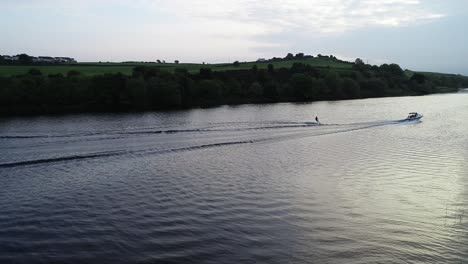 Vista-Aérea-Del-Esquí-Acuático-En-River-Bann,-Irlanda-Del-Norte,-Reino-Unido