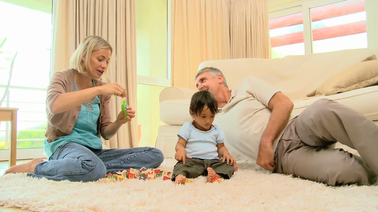 어머니가 카 ⁇ 에 아기와 남편을 위해 거품을 불어넣고 있습니다.