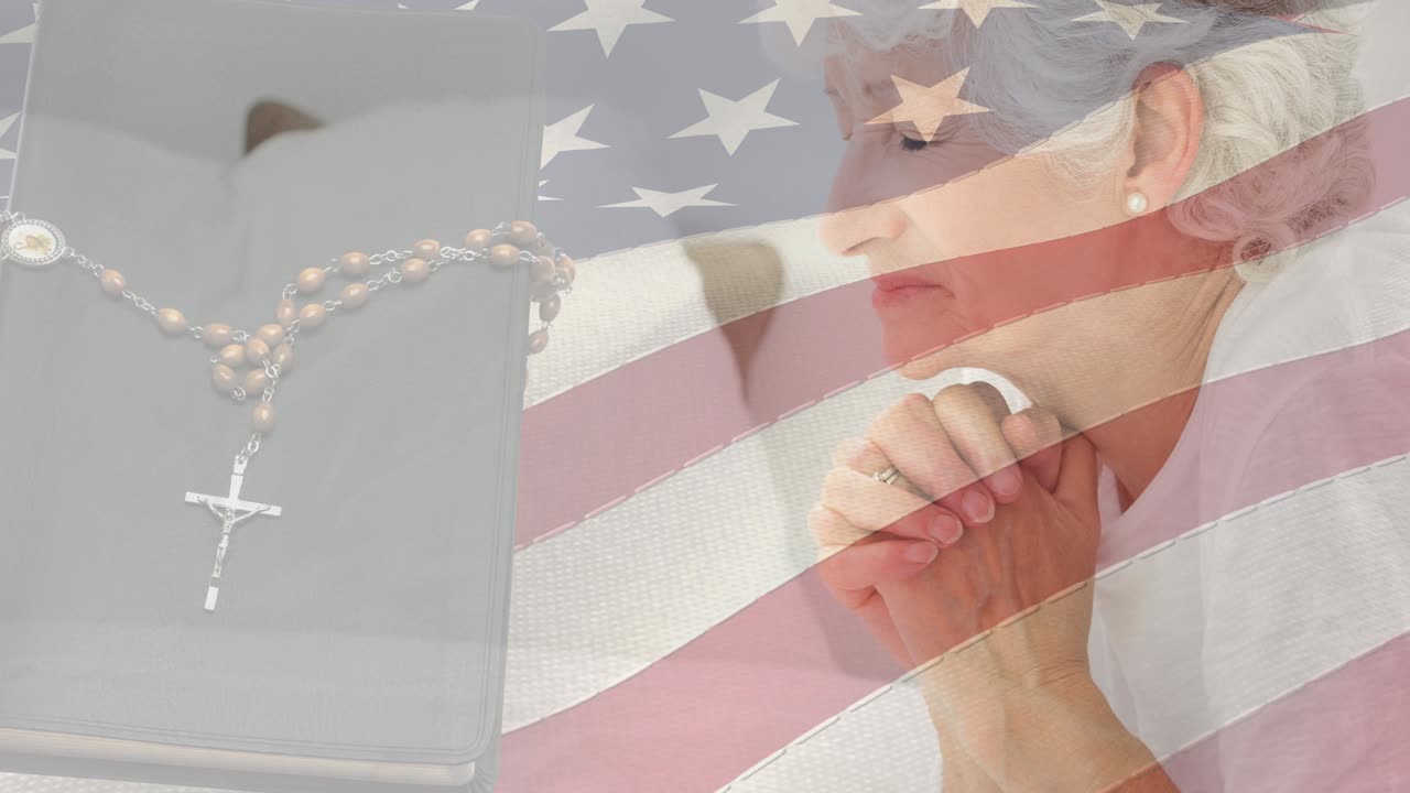 animación de crucifijo rosario biblia y mujer orando moviéndose sobre la bandera estadounidense