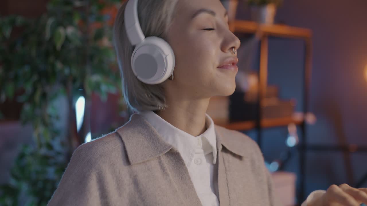헤드폰 을 들고 음악 을 즐기는 여자