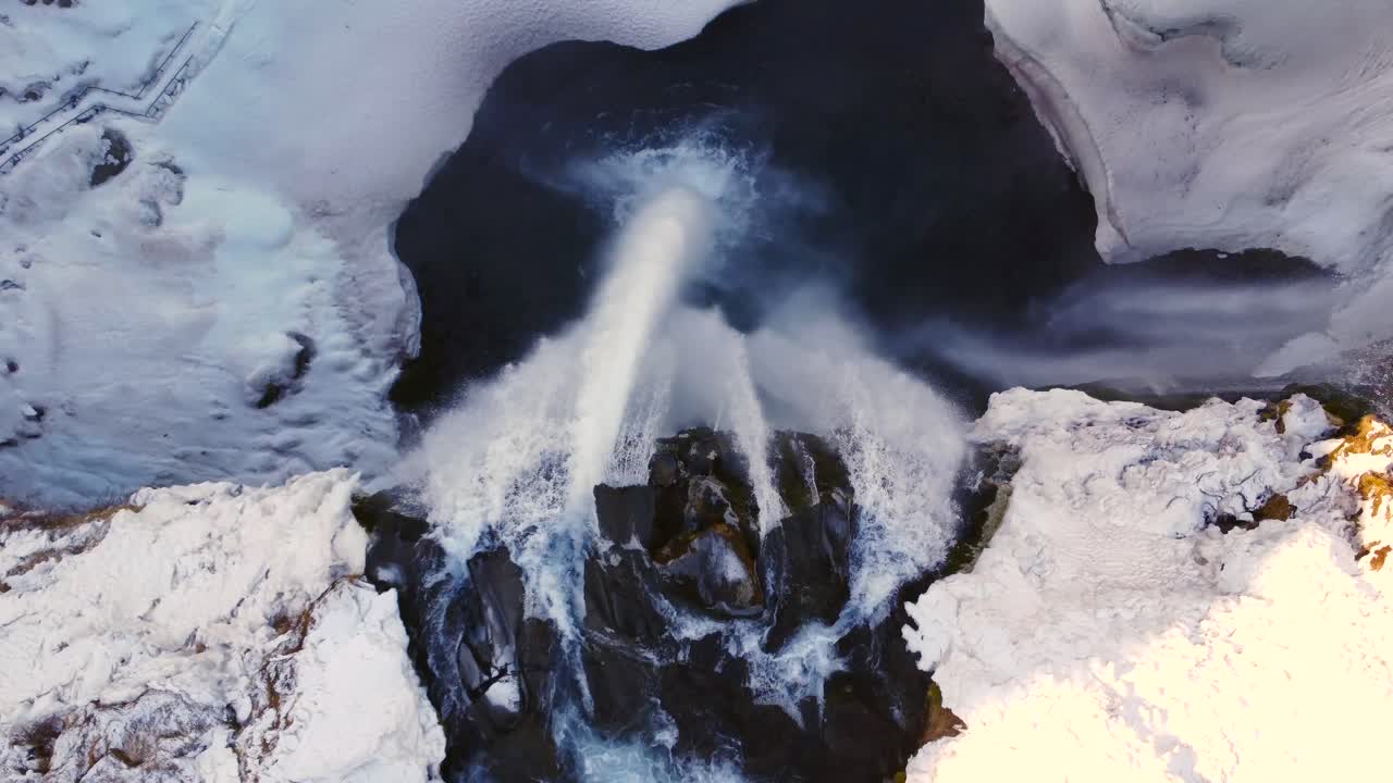 Vista aerea di cascata in inverno