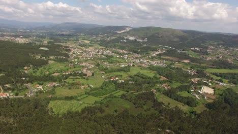 Volando-Sobre-Campo-Verde-En-Primavera-Con-Nubes-Blancas