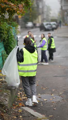 community street cleaning volunteers