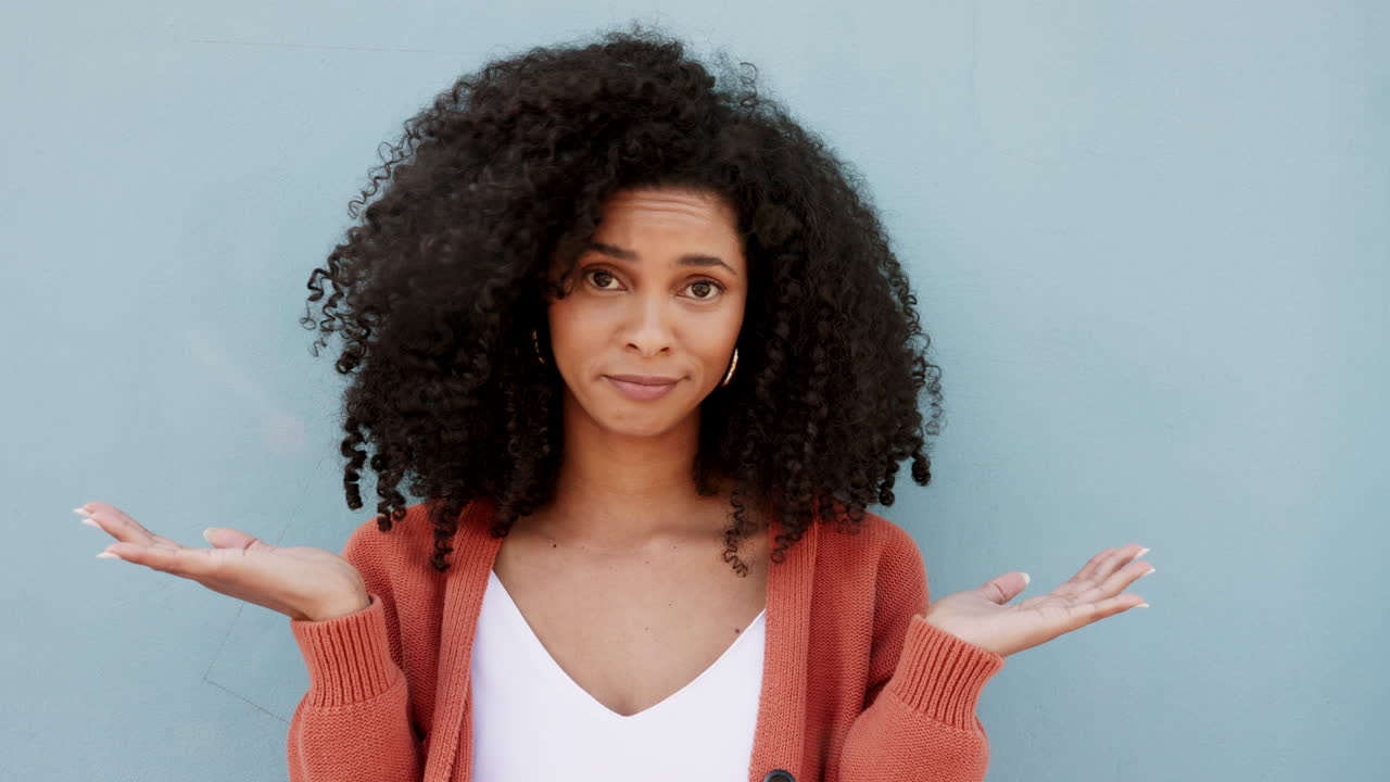 pregunta, no sé y confundido mujer joven