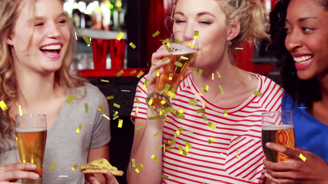 Animation von fallendem Konfetti über einer fröhlichen Gruppe von Freunden, die auf einer Party Bier trinken.