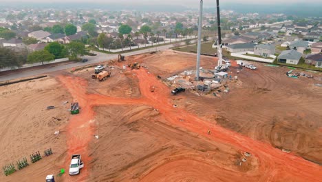 4K-Luftdrohnenaufnahme-Einer-Baustelle-In-Florida-Mit-Einem-Kran,-Der-Arbeiter-Hebt,-Um-Einen-Neuen-Mobilfunkmast-Zu-Warten-Und-Zu-Bauen,-Der-Möglicherweise-über-Ein-5G-Signal-Für-Mobiltelefone-Verfügt