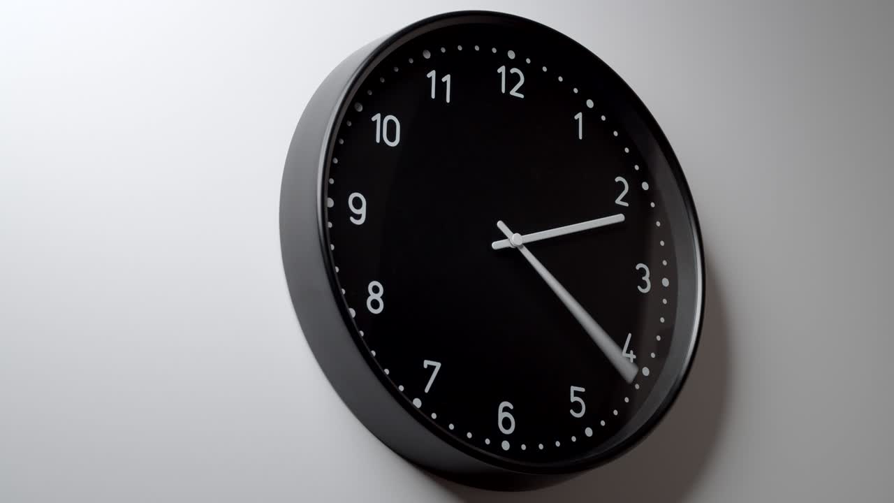 reloj negro en el lapso de tiempo en la pared blanca