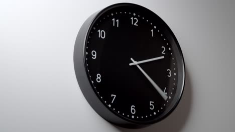reloj negro en el lapso de tiempo en la pared blanca