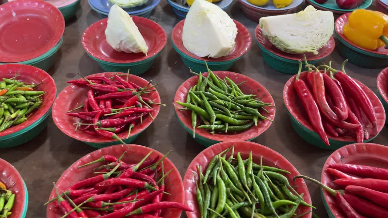 현지 시장에 진열된 다양한 신선한 야채와 과일 농산물