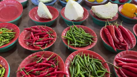 variedad de frutas y verduras frescas que se exhiben en el mercado local