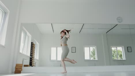 una bailarina realizando danza contemporánea en un estudio