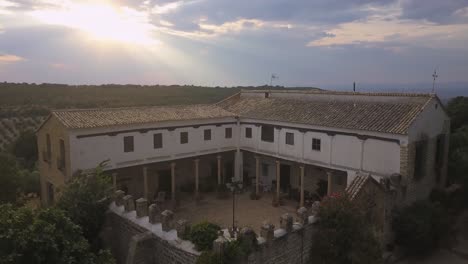 Vista-Aérea-De-Una-Casa-De-Campo-Tradicional-Española-Rodeada-De-Olivos