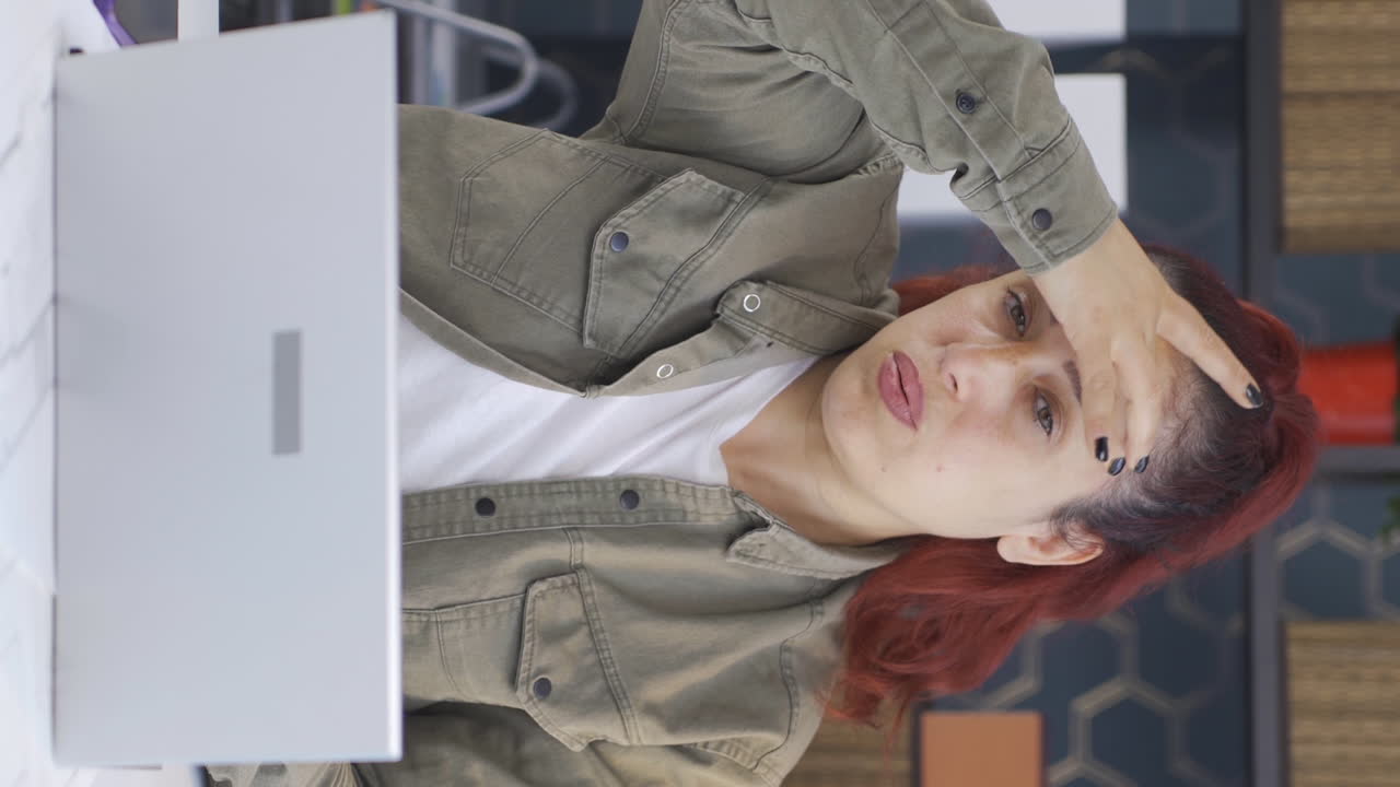 video vertical de una mujer de negocios que sufre de migraña.