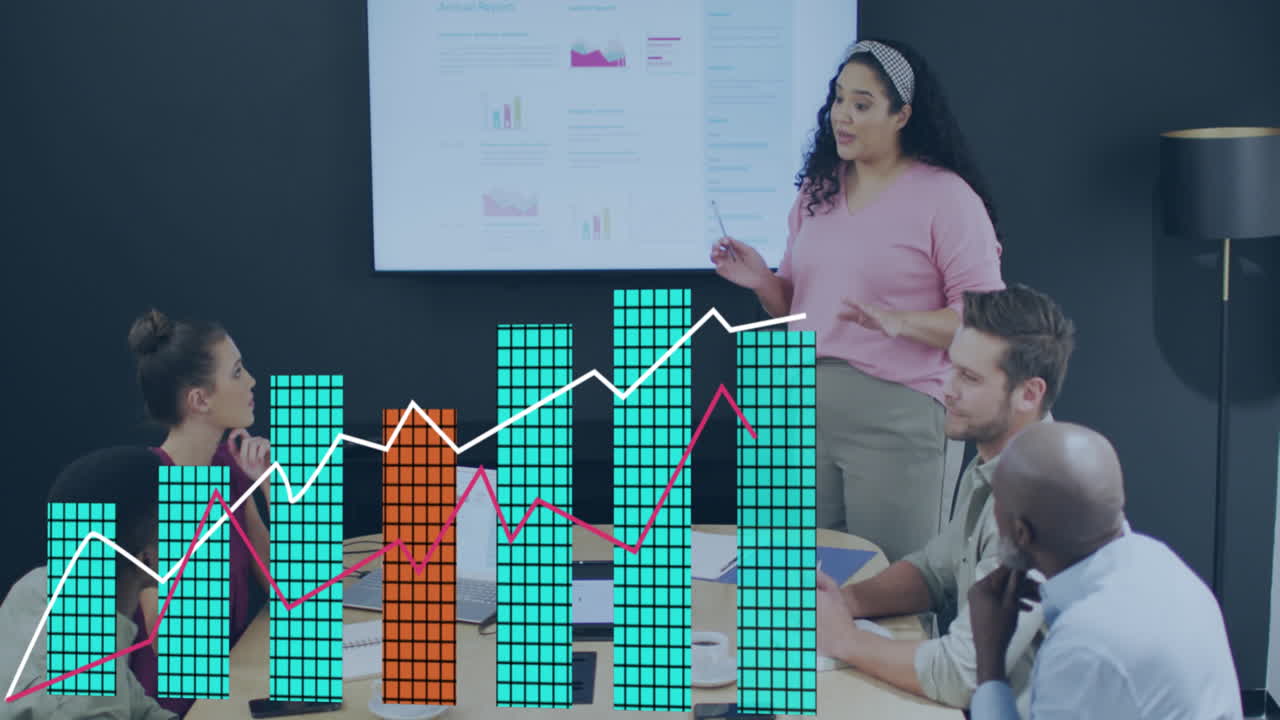 animación del procesamiento de datos estadísticos contra una mujer biracial que hace una presentación en la oficina