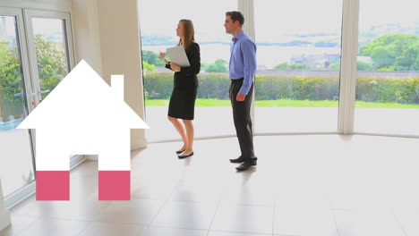 animación del icono de la casa llenando de rosa, sobre un agente inmobiliario femenino que muestra la casa del hombre