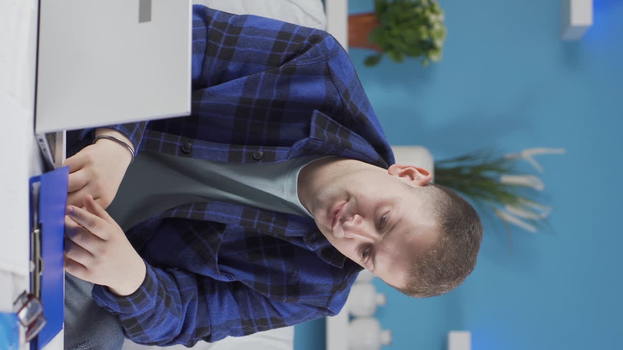 홈 오피스 직원의 수직 비디오 개인 생활 문제에 대해 생각하고 있습니다.