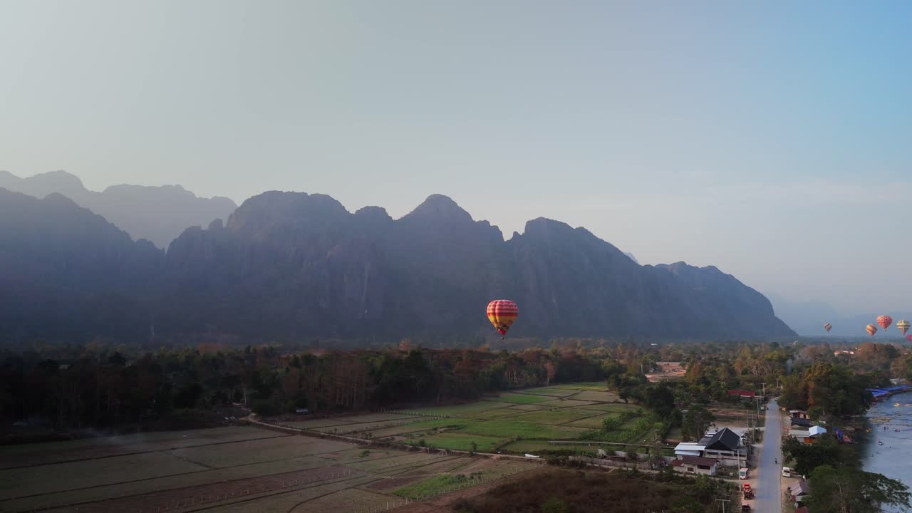 Mongolfiera su sfondo montuoso calcareo, a Vang Vieng, Laos