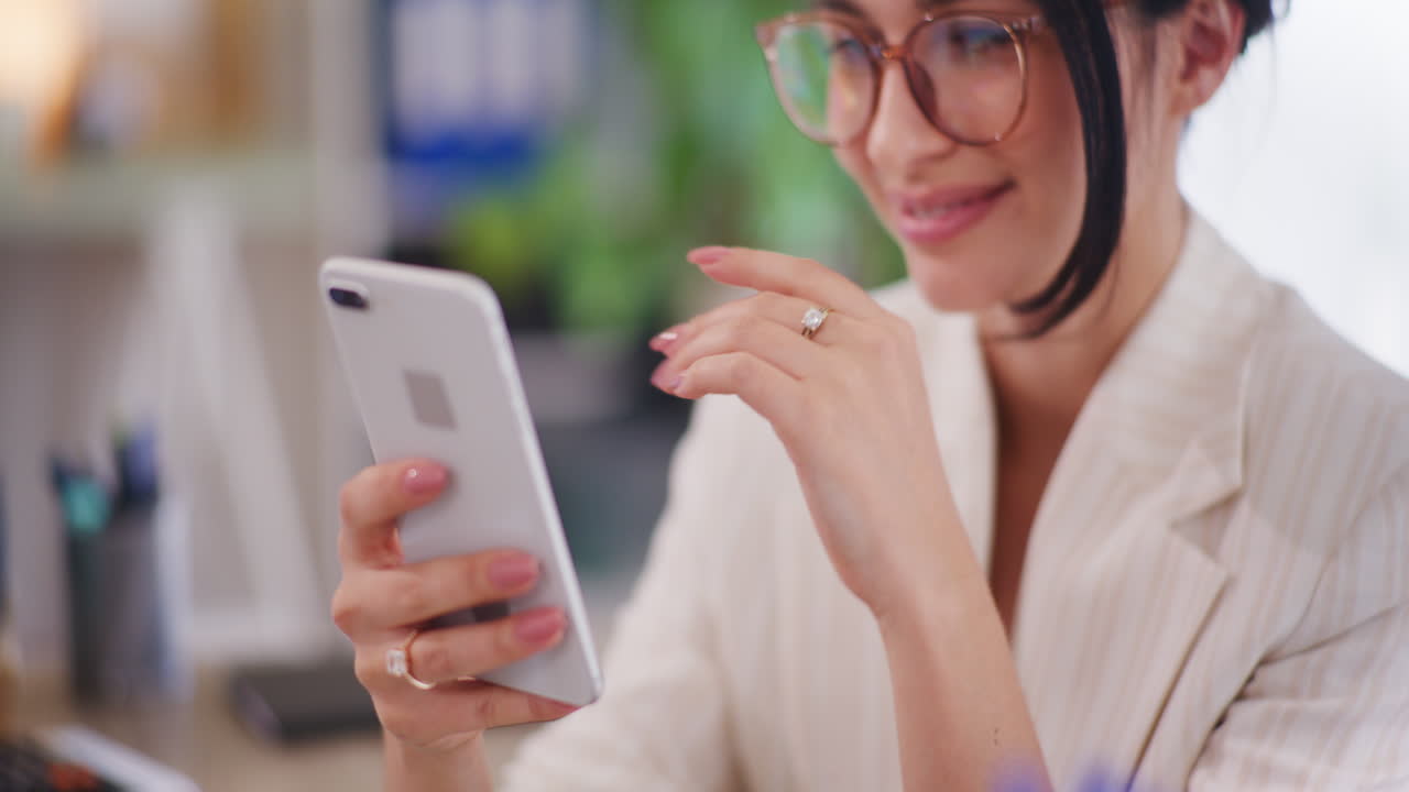 mujer de negocios feliz leyendo un mensaje de texto positivo