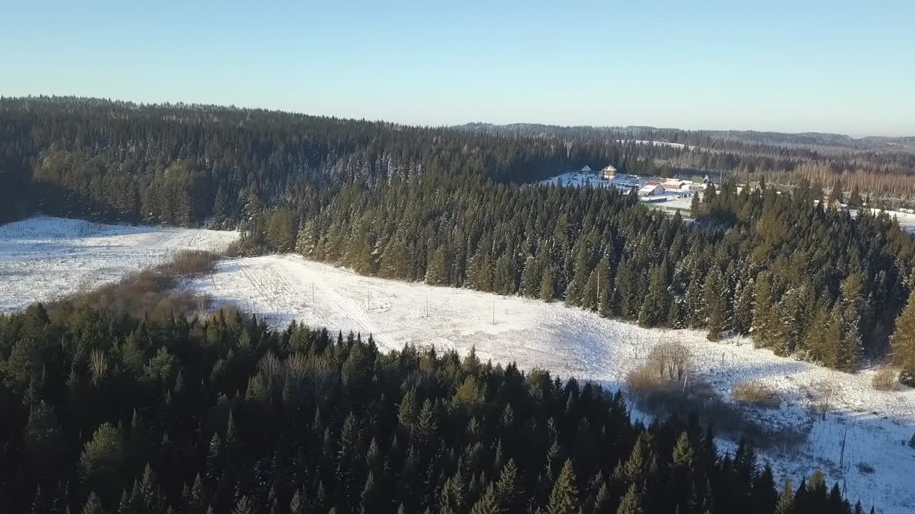 숲과 마을이 있는 눈 인 겨울 풍경
