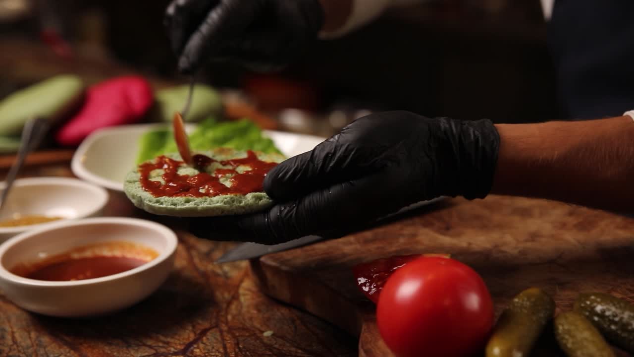 el chef preparando una hamburguesa gourmet