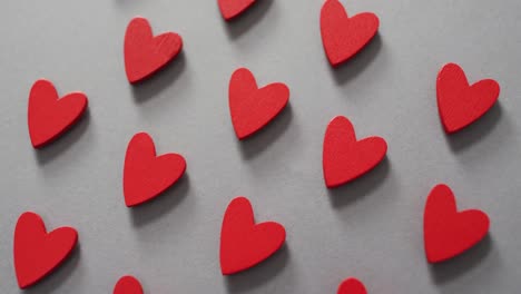 corazones rojos de madera sobre fondo gris en el día de san valentín