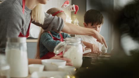 Video-Einer-Familie,-Die-Zu-Weihnachten-Lebkuchen-Ausschneidet