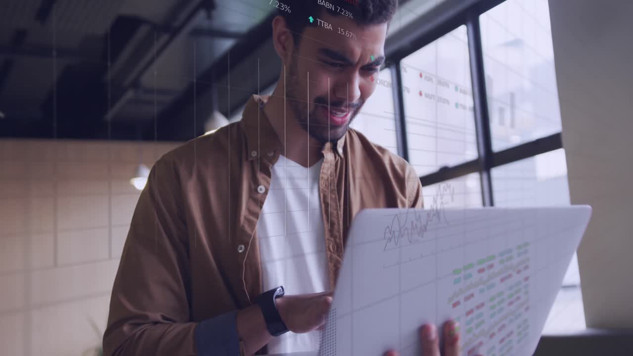 animazione dell'elaborazione di dati statistici e del mercato azionario su un uomo biraciale che usa un portatile in ufficio