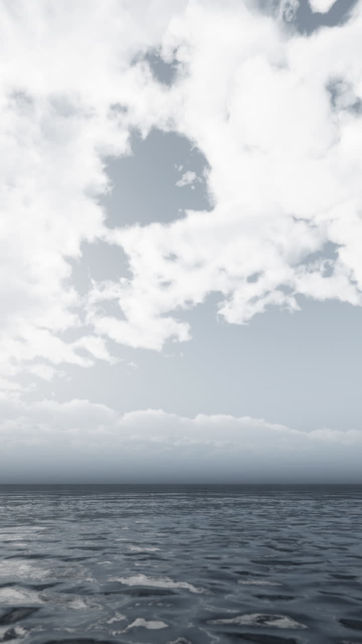 구름이 가득한 평온한 바다 풍경