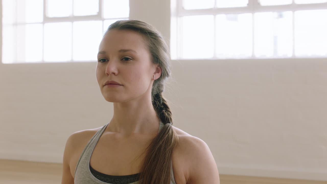 hermosa mujer de yoga ejerciendo un estilo de vida saludable practicando una pose fácil girando disfrutando del entrenamiento en el estudio al amanecer