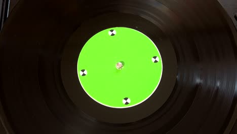 vinyl record pleer. toca canciones de un viejo tocadiscos 4k de la vista superior.