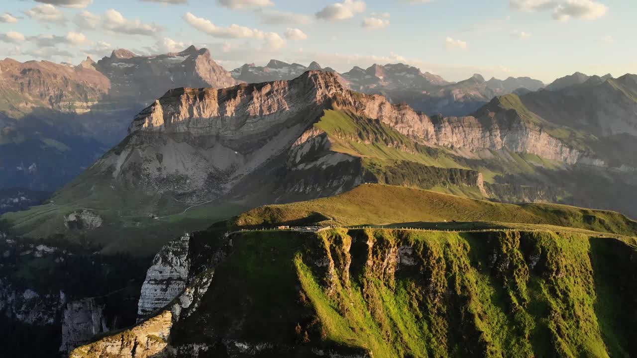 루체른 호수, 우리, 신화, 리기, 부르겐슈톡, 석양의 피요르드가 회전하는 전망을 감상할 수 있는 스위스 알프스의 황금빛 여름 저녁에 니더바우엔 추름 정상 주변의 공중 비행