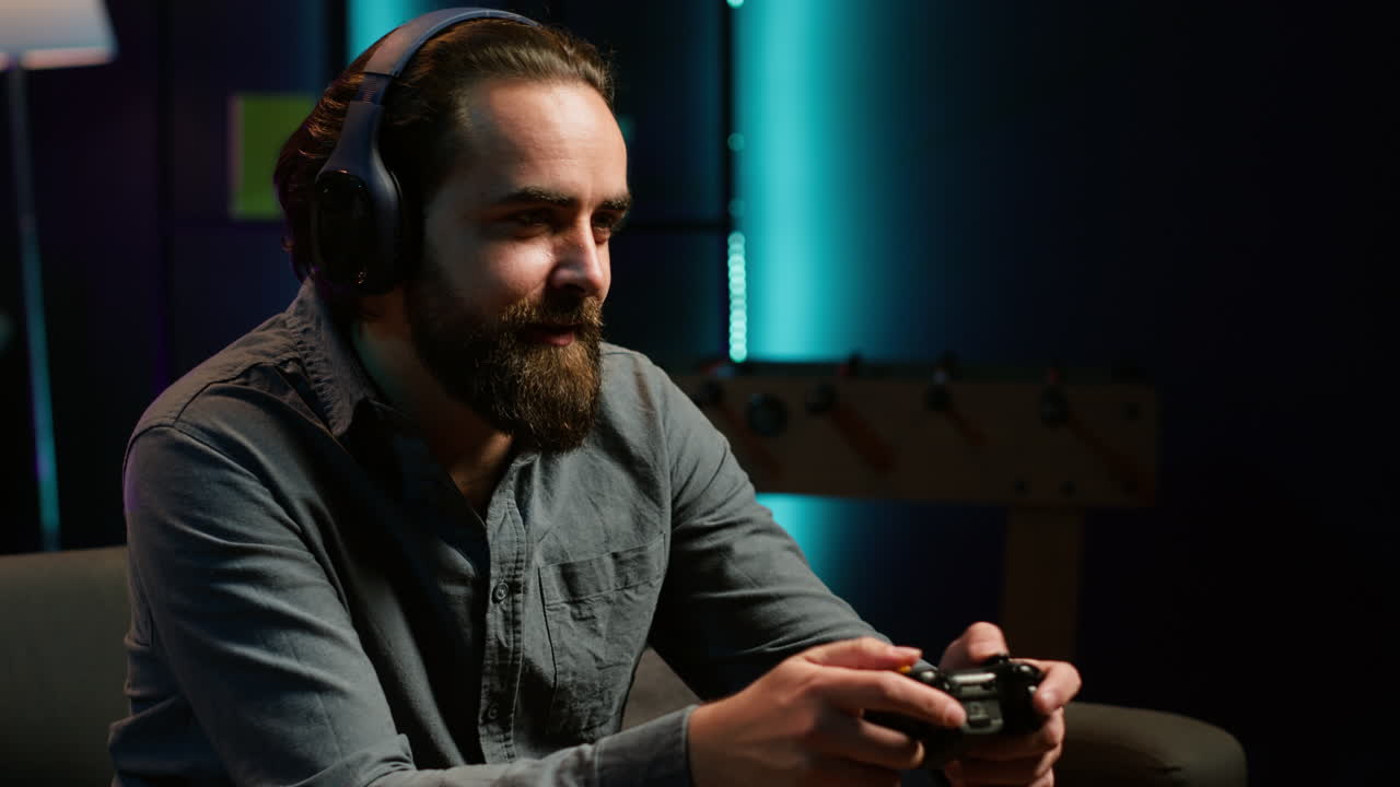 giocatore allegro che indossa le cuffie, chiacchierando con i compagni di squadra mentre gioca