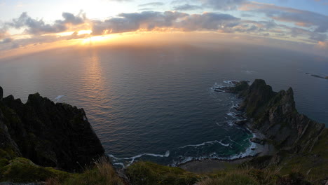 Lapso-De-Tiempo-De-La-Caminata-Más-Icónica-De-Andøya-En-Måtinden-En-El-Norte-De-Noruega-Ubicado-En-Vesterålen