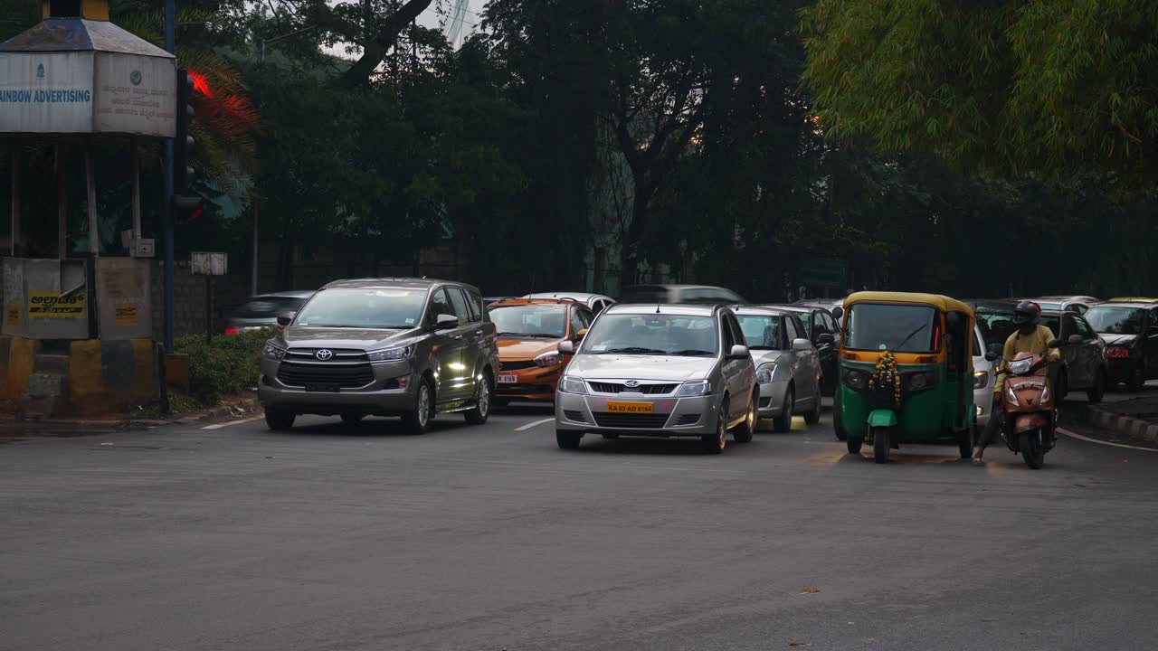 저녁 시간 바갈로르 시 교통 스트리트 로드 파노라마 4k 인도