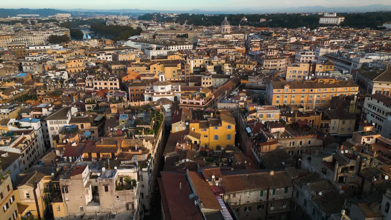 Filmatisk droneopptak over Roma, Italia på en typisk dag i Italia