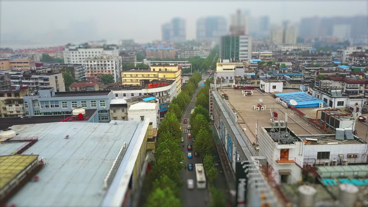 hora del día paisaje de la ciudad de wuhan bloque de compras tráfico carretera vista panorámica aérea 4k desplazamiento de inclinación china