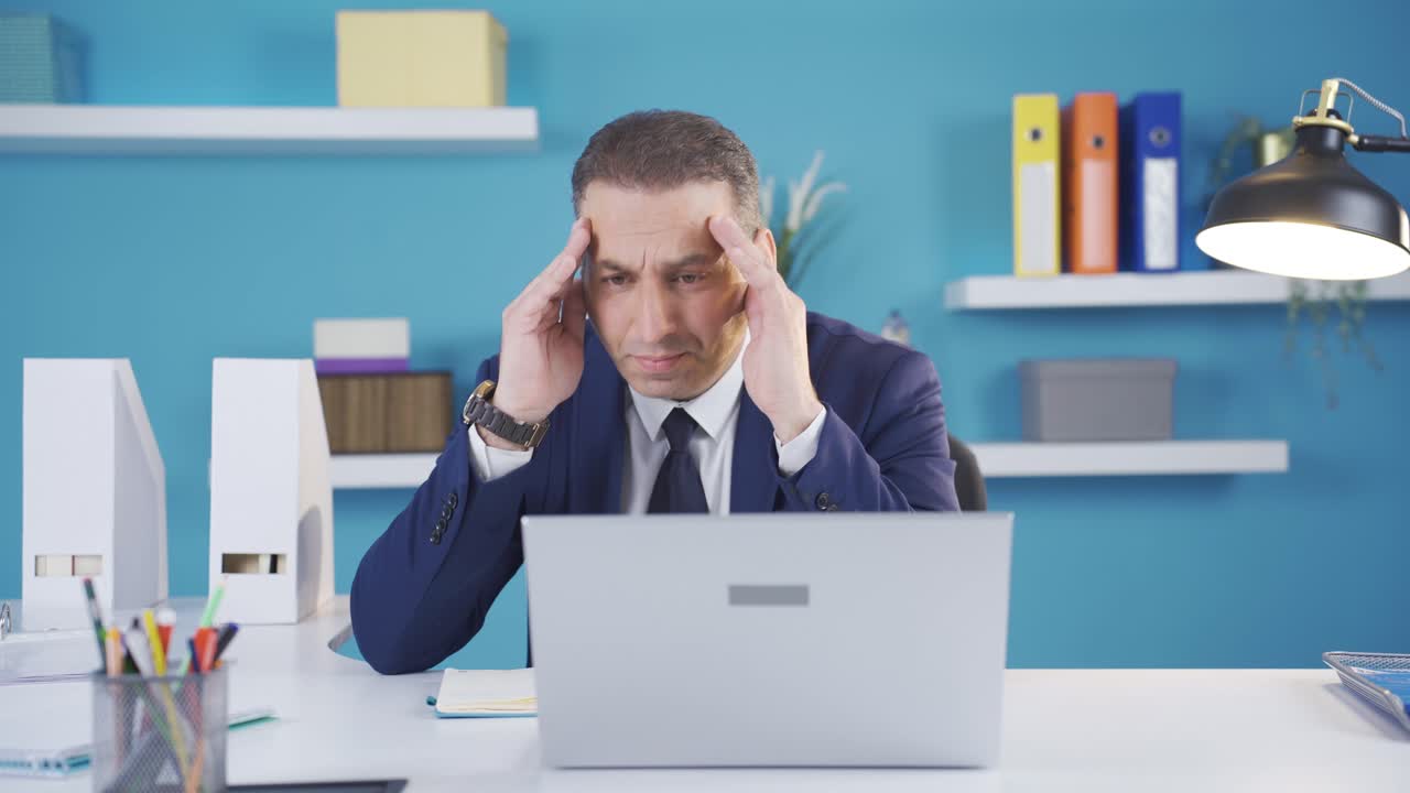 Imprenditore, manager o impiegato stanco è frustrato