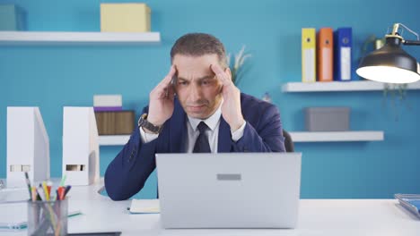 el dueño de la empresa, el gerente o el trabajador de oficina cansado está frustrado.