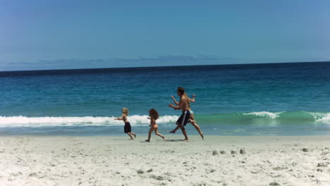 familia teniendo una carrera en cámara lenta