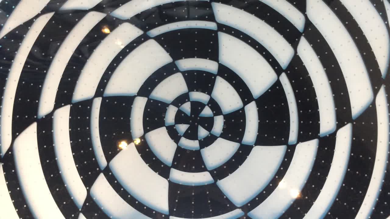 círculo de vidrio en colores blanco y negro girando en el sentido de las agujas del reloj en cámara lenta