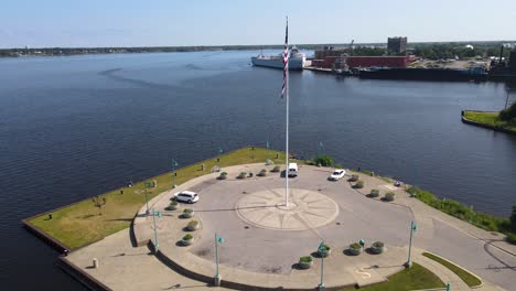 el lago muskegon gira a través de la bandera en las costas.