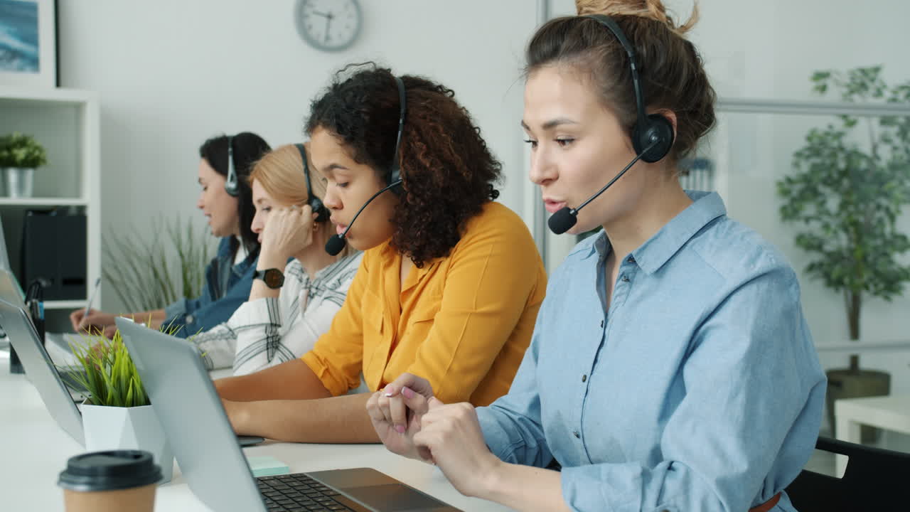 equipo diverso del centro de llamadas en acción