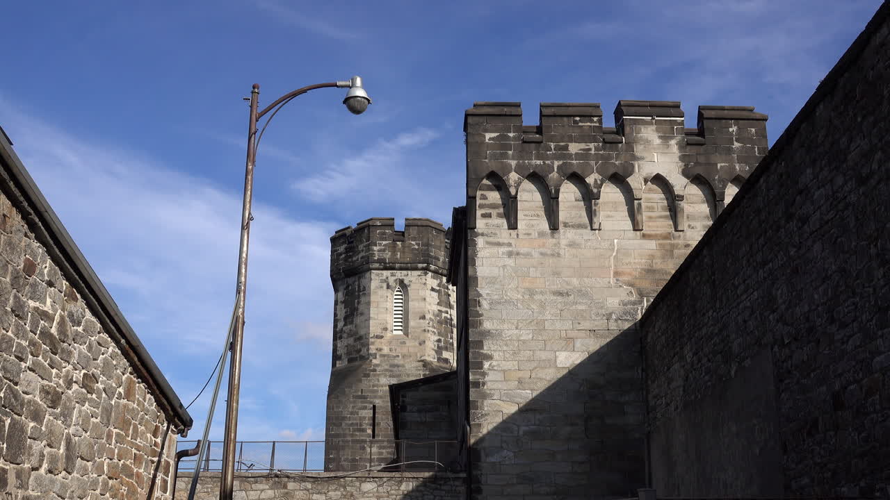 muro de estilo medieval, torres y parapeto en la penitenciaría estatal oriental