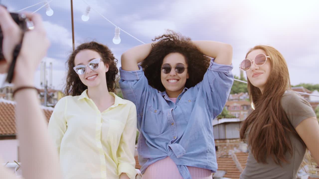 amigas en el techo, sesión de fotos divertida.