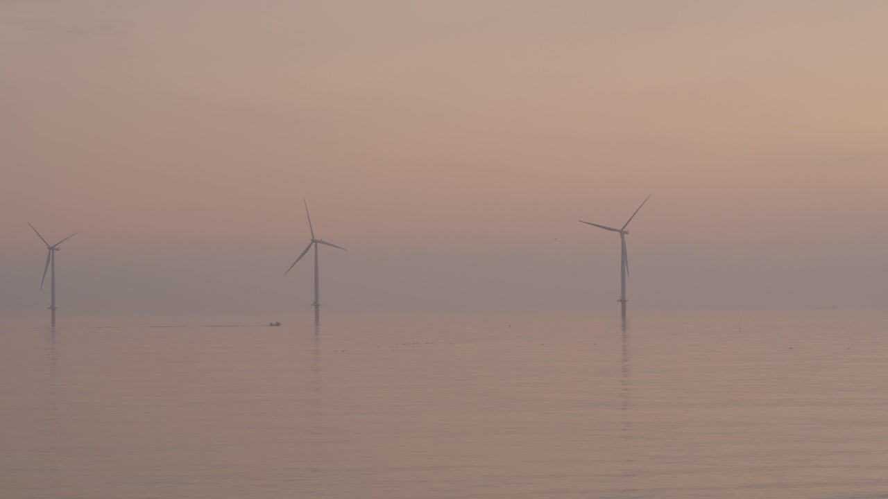 해가 뜨면 북동부 잉글랜드의 해상 풍력 발전소