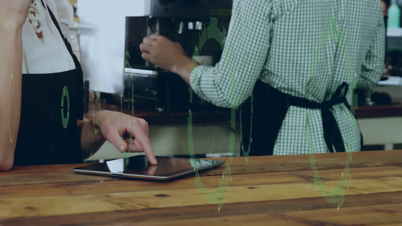 animación del procesamiento de datos sobre una mujer que usa una tableta