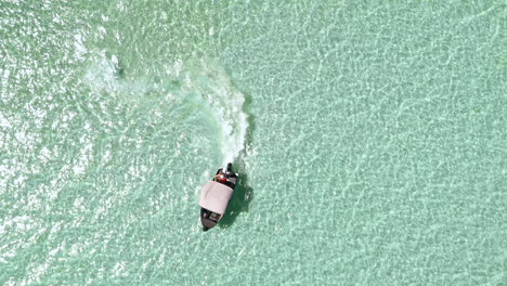 Small-boat-in-tropical-blue-water-of-Hawaii